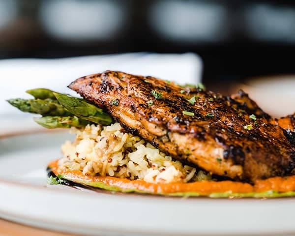 Grilled salmon with asparagus